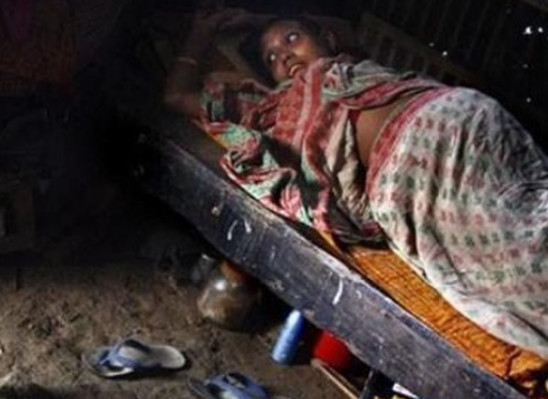 去印度旅游!印度贫民窟里的孕妇,没有医生自己