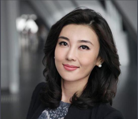 39岁央视当家女主播李红近照,端庄,大气,清新脱俗的李红