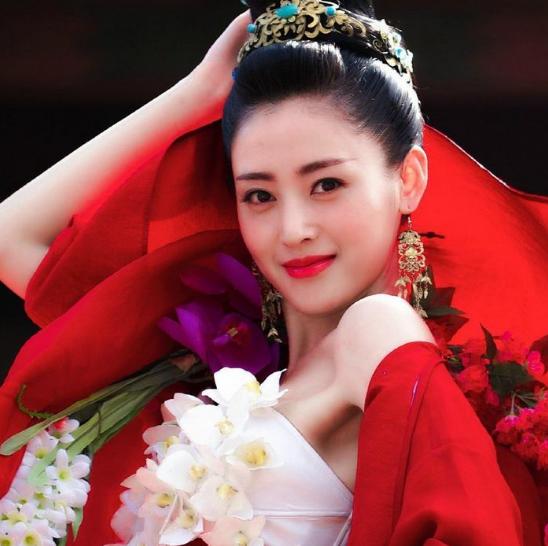 小花们成名前后对比照:迪丽热巴美得逆天,而她