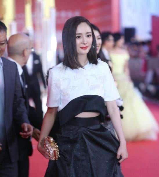 杨幂出席活动 肚子隆起衣服都盖不住 难掩孕味十足疑怀二胎