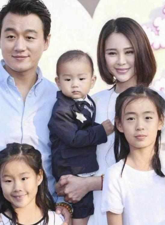 佟大为全家近照, 二女儿长相尴尬, 儿子是翻版佟大为