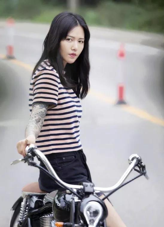 谭维维骑机车兜风秀花臂文身，女生文花臂好看吗?