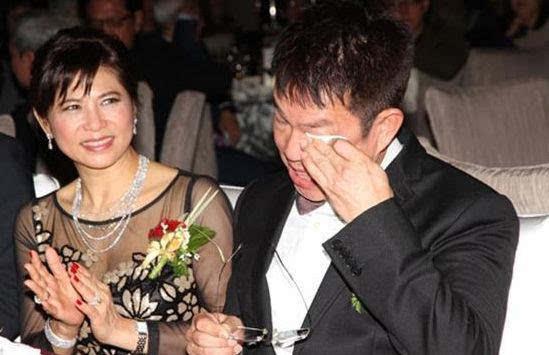 60岁元彪和妻子近照，结婚34年恩爱如初，女儿结婚他泪流满面！