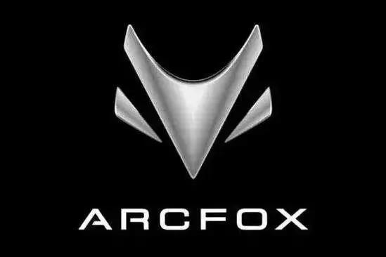 字母arcfox代表的是北汽新能源旗下的全新纯电动车品牌,新车标已经