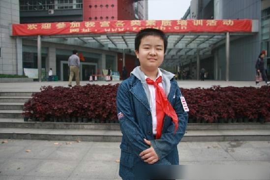 他2岁看新闻7岁发表论文 是著名五道杠少年，高考477分考入名校