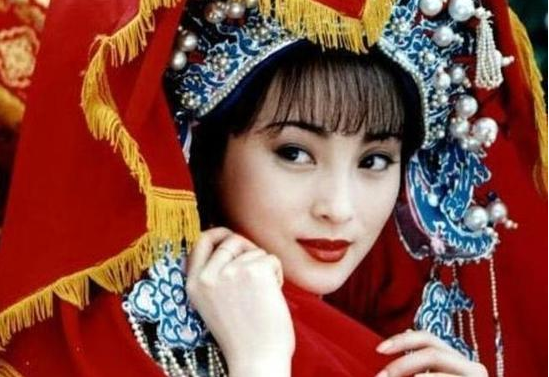 看了蒋勤勤父母照片，感叹基因的神奇，两个普通人竟能生出大美人