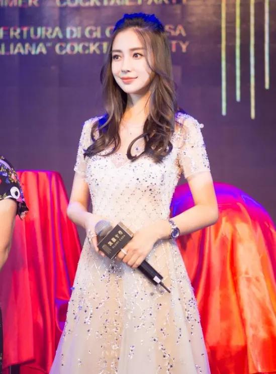 杨颖活动上美如公主,同框合影显身高,网友:穿了多高的