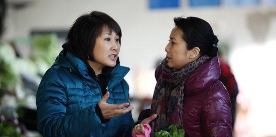 55岁张凯丽一家近照，爆出更多不为人知的秘密，网友：辣眼睛！