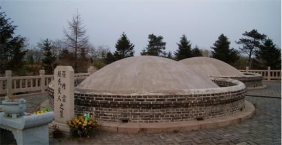 张作霖墓地和张学良墓地:父亲的年久失修,儿子的却