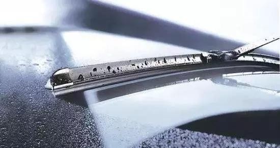 挡风玻璃总是刮不干净，一定要换雨刷吗？