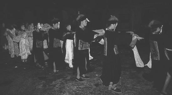 几个尸体站成一排走路吓坏路人！湘西赶尸竟然是真实存在的！