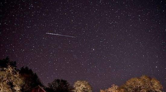 今天晚上去看流星雨,先提前温习一下怎么拍!