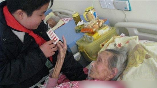 他2岁看新闻7岁发表论文 是著名五道杠少年，高考477分考入名校