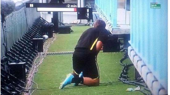 奇葩,足球比赛时出现内急怎么办?看看这些球员