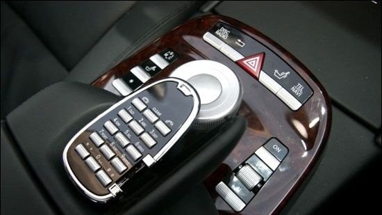 我说你懂嘛？现如今的汽车还真能唠嗑，唠完很尴尬！