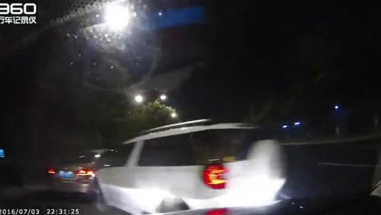 自己险些飞出去 SUV强行并线连撞两车