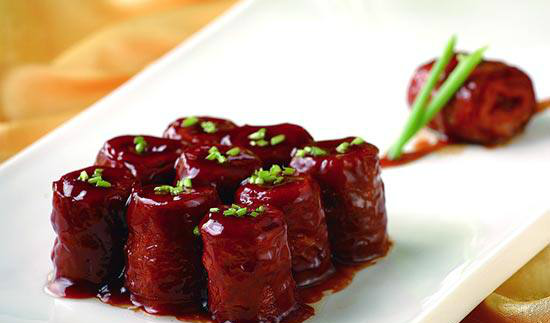 九转大肠是山东地区汉族传统名菜之一,属于鲁