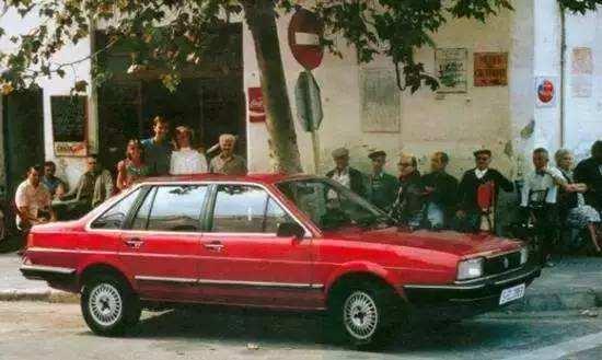 外国人自己修车,中国人却送钱修车,看完这三点