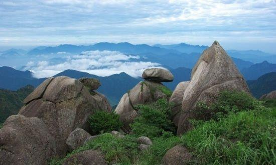 是整个华东六省一市地区的最高山峰,号称"华东屋脊"江西第一峰"