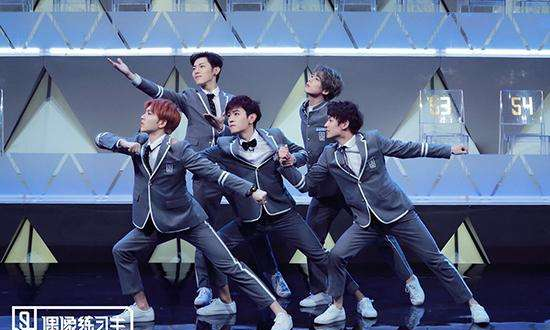 觉醒东方全员晋级60强 秦奋泪洒舞台感谢韩沐