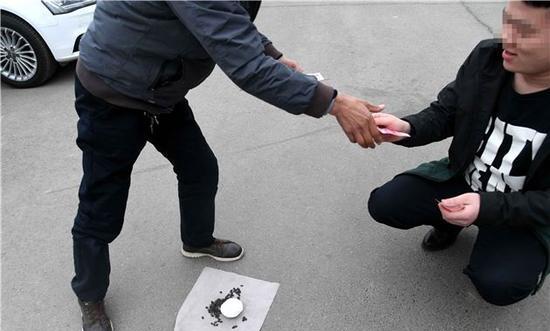 揭秘街头猜瓜子骗局 如何轻松骗到你山穷水尽