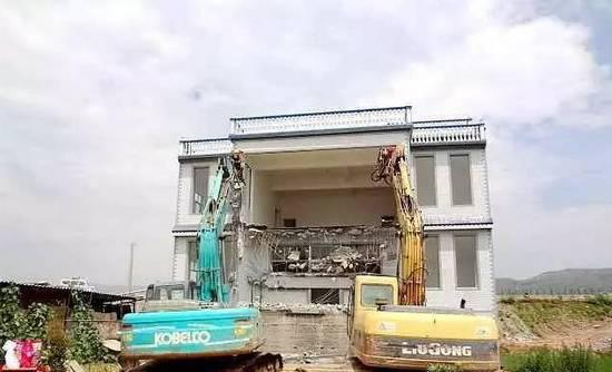 板桥陆良3台大型机械对2栋大别墅进行v机械拆别墅张作霖图片