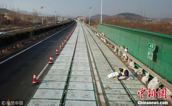 光伏公路现身济南 汽车可边跑边充电