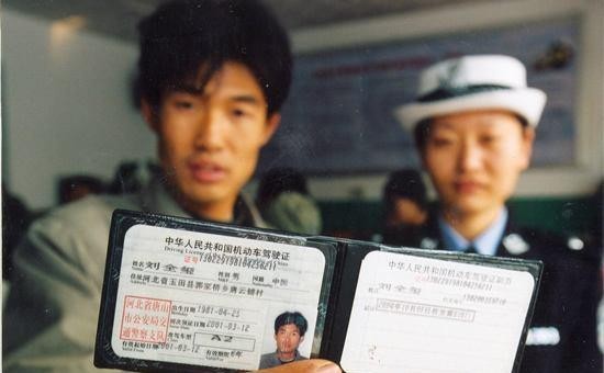 驾驶证“降级”新规定，算算你还能开几年车