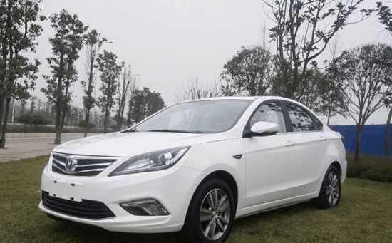 长安逸动试驾车与铲车相撞, 网友: 这恐怕是长安最争气的一次