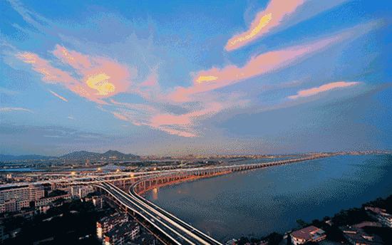 连接厦门岛内高殿和集美区杏林,系公铁两用跨海大桥,公路桥和铁路桥平