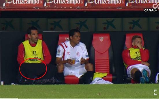 奇葩,足球比赛时出现内急怎么办?看看这些球员