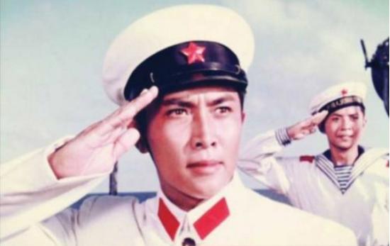 唐国强全家照，两个儿子遗传基因差，女儿却很貌美，前妻绝望自杀