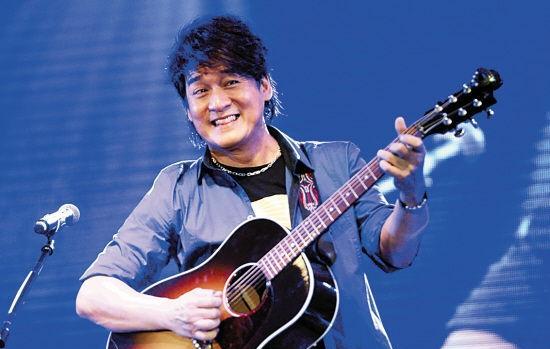 周华健的外国老婆只比他大一天，如今满头白发，原因令人唏嘘