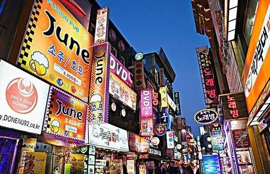 韩国免税店又热闹了,中国留学生来购买商品,但