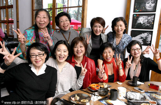 53歲劉嘉玲開(kāi)同學(xué)會(huì)，才發(fā)現(xiàn)明星跟路人的區(qū)別太大了