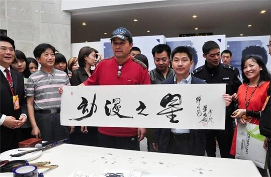 再看看毕福剑的书法,曾用繁体字为潘晓婷写下"九球天后"四个大字