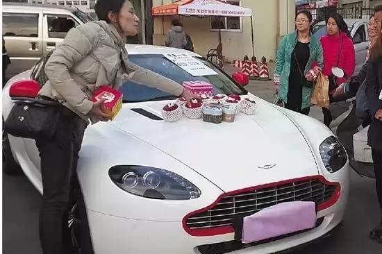 大四女学生开玛莎拉蒂，保时捷911等豪车卖圣诞苹果，80元一个！