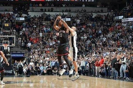 NBA欠你们一座奥斯卡奖, 保罗 韦德 假摔动作太浮夸！