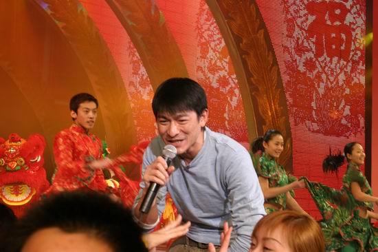 刘德华5次登上央视春晚舞台,最帅的是他34岁那一次