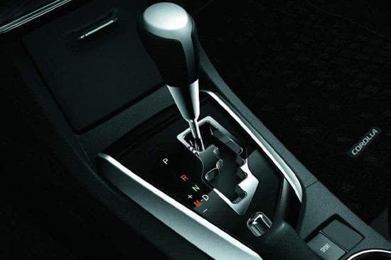 汽车爬坡用几档?