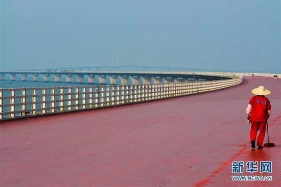 港珠澳大桥是连接香港、珠海、澳门的超大型跨