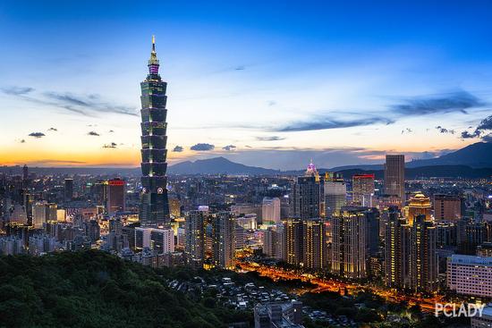 台北101大楼,位于台北市信义区,是台北最显眼的地标性建筑