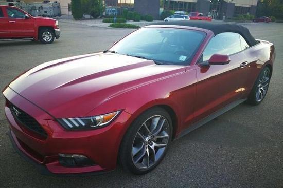 2017款福特野马，对于男人来说是其必备的属性