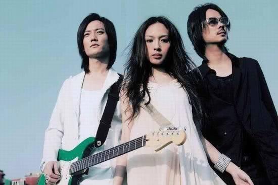 飞儿乐团正式解散, 成员各自单飞多年, 主唱被退