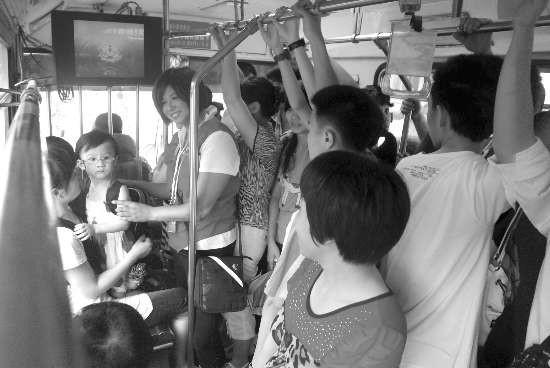 大肚子孕妇挤公交,孩子都挤掉了,乘客却拍手称