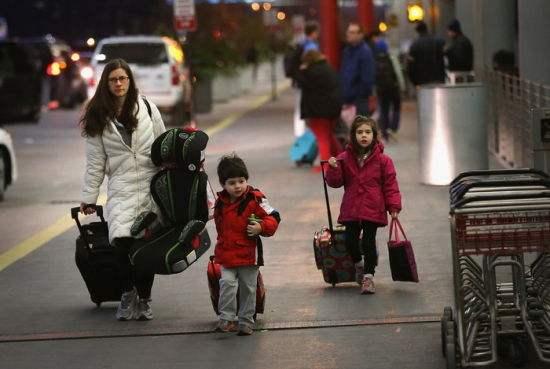 外国人自己修车,中国人却送钱修车,看完这三点