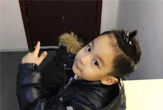 44岁曹颖近况，儿子王子长大，老公越来越红，夫妻恩爱幸福