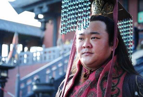此人是蜀汉被隐藏的老将，活的比廖化还久，勇冠三军，却查无此人