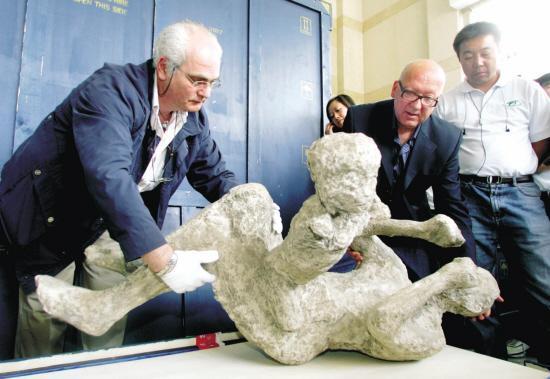 何为真正爱情?情侣相拥被火山吞没,一千年后被