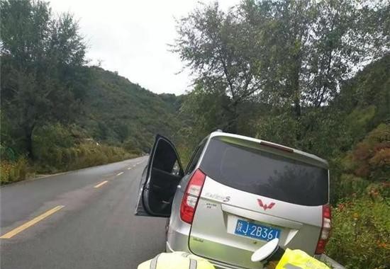 五菱宏光被困在路沟上不来，交警的做法让车主很激动